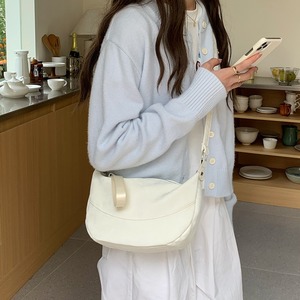 Sac à bandoulière rose en forme de dumpling avec fermeture éclair et sangle réglable pour femme – Idéal pour les tenues quotidiennes – Collection Printemps 2024 - Product Image 4