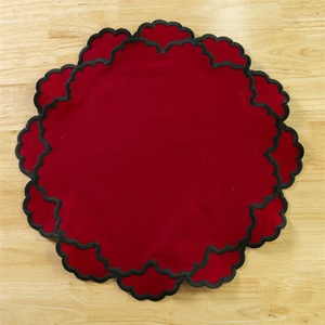 Bán buôn thiết lập của vải lanh màu Đỏ placemats và khăn ăn với ruffles màu xanh đậm thêu cạnh một đám cưới cá nhân hoặc món quà kỳ nghỉ - Product Image 3