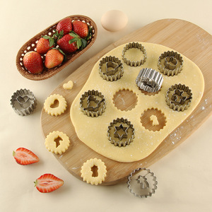 Ensemble de <span class=keywords><strong>d</strong></span>écoupoirs à biscuits rainurés sur le thème de Noël avec cavité pour confiture, parfait pour remplir de confiture de fraises ou de <span class=keywords><strong>framboises</strong></span> - Product Image 3