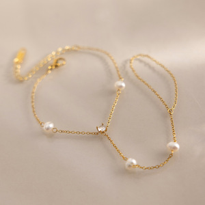 สร้อยข้อมือแบบเต็มนิ้วทำจากสเตนเลสสตีลชุบทอง18K ประดับมุกเพทาย - Product Image 4