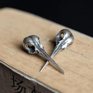 Vente en gros de boucles d'oreilles en argent sterling 925 rétro gothique punk crâne d'oiseau - Product Image 1