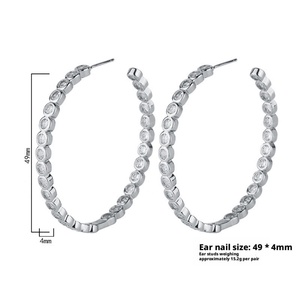 Boucles d'oreilles créoles grandes et élégantes en cuivre plaqué argent/or, serties de zircone cubique, bijoux de mode écologiques, style minimaliste, pour fêtes, unisexe - Product Image 2