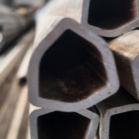 Tube triangulaire rétractable ASTM A53, haute rigidité structurelle, largement utilisé dans les structures d'entretoise d'ingénierie, taille personnalisée