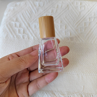 Bouteille à bille en verre transparent de 10ml avec couvercle en bambou et bouteille de parfum d'huiles essentielles de forme spéciale de rouleau en acier à vendre