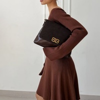 Robe pull pour femme personnalisée OEM/ODM, style mode, épaules dénudées, manches longues, tricotée, coupe trapèze, mini-jupe, sexy