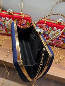 El embrague hecho a medida está hábilmente hecho a mano por artesanos que combinan la artesanía tradicional con la estética del diseño moderno - Product Image 5