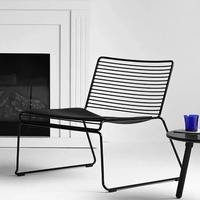 Ensemble table et chaises d'extérieur style nordique en rotin empilable avec structure métallique, idéal pour les salons de thé et les balcons (parfait pour Instagram)
