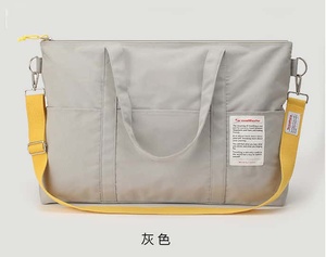 Bolsa de viaje de gran capacidad para hombres y mujeres, bolso de hombro impermeable con correa naranja, equipaje informal para el trayecto diario - Product Image 1