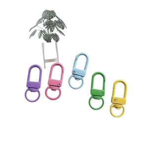 พวงกุญแจโลหะผสมสังกะสีแบบหมุนได้ 3 จุด ลายเพ้นท์น่ารัก 40 สี แพ็คเกจขายส่ง - Product Image 5