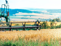 Moissonneuse-batteuse haute performance GE40 à transmission hydrostatique avec trois gammes de vitesses pour opérations sur le terrain et sur route