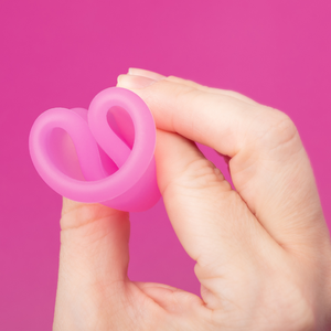 <span class=keywords><strong>Copa</strong></span> <span class=keywords><strong>menstrual</strong></span> de cuidado femenino para mujer con estuche de viaje <span class=keywords><strong>plegable</strong></span> - Product Image 1