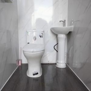 Contenedor Prefabricado Portátil de 10 Pies para Baño Público, Oficina o Vivienda, de Ensamblaje Rápido, Resistente al Fuego y Moderno - Product Image 3