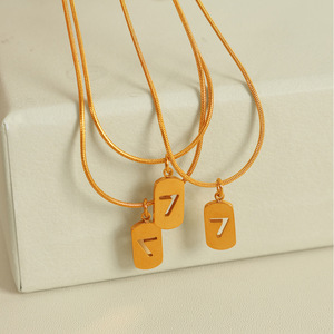 Collar de Cadena de Serpiente Dorada con Número 7 de la Suerte, Gargantilla Minimalista de Acero Inoxidable, Estilo Unisex para Parejas, Joyería de Regalo - Product Image 1