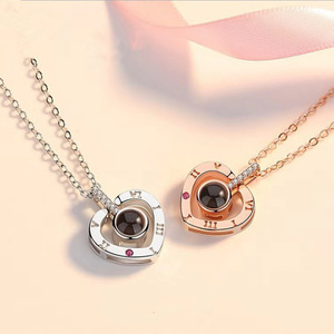 Regalo di San Valentino Collana da Donna a Forma di Cuore in Oro Rosa con 'Ti Amo' in 100 Lingue - Product Image 3