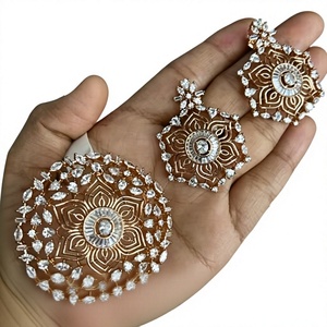 Conjunto de collar con colgante de aspecto de piedras AD con acabado Dorado de la mejor calidad a la moda con pendientes para colección de ropa de fiesta de boda para mujer - Product Image 2