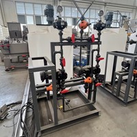 Dispositif de dosage manuel à double chambre avec agitateurs pour le mélange de solutions chimiques pour les égouts des exploitations d'élevage