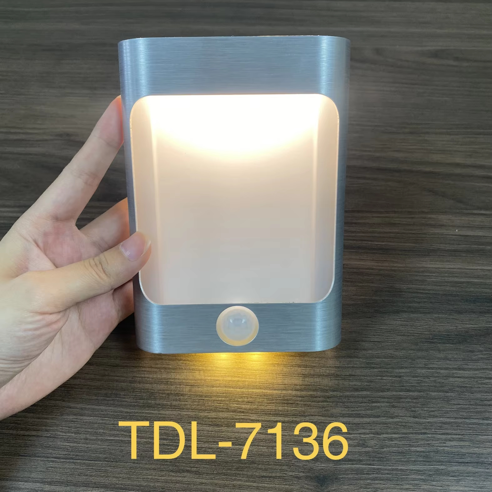 Перезаряжаемая Светодиодная лампа с датчиком движения TDL-7136 батареей