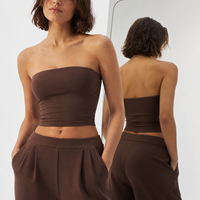 Korte, zachte, strapless top met eigen logo, casual bandeau top, veelzijdige athleisure streetwear, geschikt voor layering.
