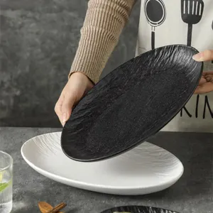 Фарфоровые тарелки с черной белой текстурой