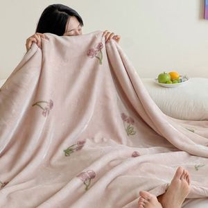 Couverture en flanelle chaude écologique imprimée de dessins animés et d'anime de luxe pour literie décorative - Product Image 1