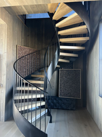 Escalier hélicoïdal extérieur gain de place créant une entrée majestueuse pour votre jardin