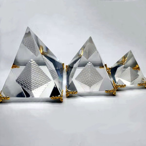 Adornos de Pirámide de Cristal Blanco con <span class=keywords><strong>Base</strong></span> Transparente, <span class=keywords><strong>Base</strong></span> Negra/Dorada, Cuatro Prismas, Diseño Pentahedral, Accesorios de Fotografía para Negocios - Product Image 1