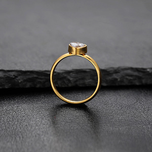 <span class=keywords><strong>Prix</strong></span> <span class=keywords><strong>de</strong></span> gros <span class=keywords><strong>Bague</strong></span> en or plaqué or avec zircon en forme <span class=keywords><strong>de</strong></span> cœur Design tendance et à la mode pour les femmes <span class=keywords><strong>Mariage</strong></span> - Product Image 5