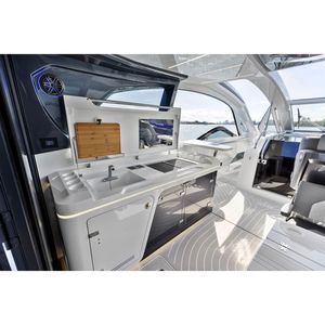 Galeon 435 2024, Barco Usado con Casco de Fibra de Vidrio, Velocidad de 35.0-40.0 Nudos, Motor a Gasolina, Tecnología de Infusión al Vacío - Product Image 1