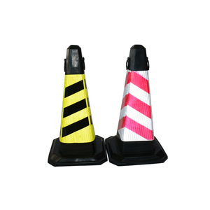 Cône de signalisation routière carré en caoutchouc avec anneau de levage binaural, cône de sécurité réfléchissant pour avertissement et urgence - Product Image 1