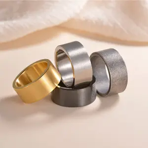Grosir cincin lebar 10MM 2023 cincin Logo merek kustom cincin halus baja Titanium Matte untuk pria