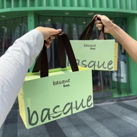 Sac de shopping en papier cartonné personnalisé, recyclable, de qualité alimentaire, avec poignée en ruban pour l'emballage de cadeaux de détail