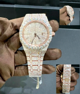 Montre de luxe pour homme personnalisée avec cadran en verre serti de diamants ronds en moissanite VVS1, bracelet en acier inoxydable, fermoir, résistance à l'eau 10 bars - Product Image 1