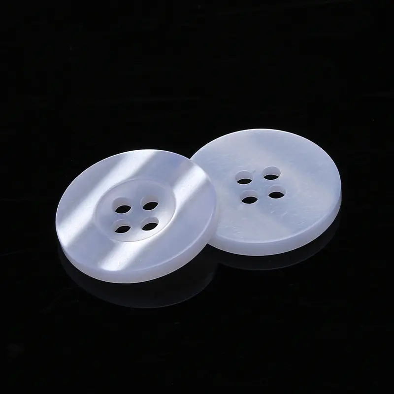 LS776 थोक अच्छी गुणवत्ता उज्ज्वल विस्तृत किनारों के साथ चार-आंख राल बटन शर्ट सफेद बटन