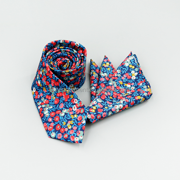Pocker cuadrado con corbata