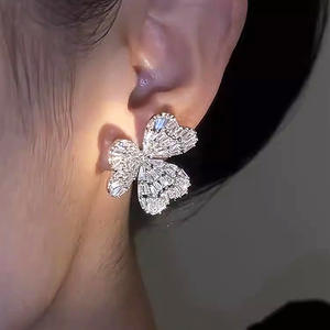 E4405 Orecchini a lobo con fiore in oro bianco e zirconi incastonati a canale, stile classico da festa per donna - Product Image 5