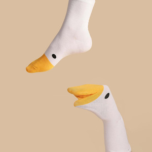 KTS58 Drôle Big White Goose Polka Dot Chaussettes Personnalité Petit Canard Jacquard Animal Coton Femmes Hommes Crew Chaussettes - Product Image 5