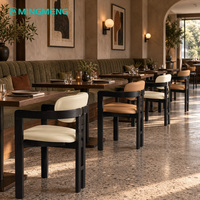 Ensemble de mobilier de restaurant : Fauteuil rembourré bicolore, table à manger en bois massif, banquette capitonnée pour café et bistrot