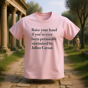 Maglietta 'Victimized By Caesar', T-shirt Impero Romano, Maglietta Meme Divertente, Regalo Scherzo Inadeguato, Maglietta 'Dumb Cursed' - Product Image 3