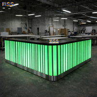 Bar de discothèque avec comptoir en marbre bleu, design moderne, éclairage LED