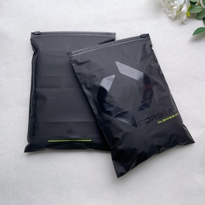 Bolsa de Plástico Personalizada con Cierre y Logotipo UV Negro de Lujo de 20x28cm para Empacar Ropa de Niños, Jeans y Prendas de Vestir - Product Image 2