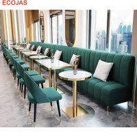 Ensemble de banquettes murales pour restaurant avec revêtement vert et tables rondes et carrées assorties