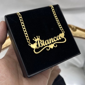 Collier personnalisé en acier inoxydable plaqué or 18 carats anti-allergique avec chaîne à maillons, plaque nominative personnalisée, breloque couronne cœur - Product Image 5