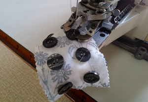Machine à coudre pour la pose de boutons AS373DD, utilisée pour les chemises - Product Image 4