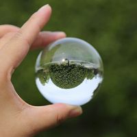 Boule de cristal K9 de haute qualité avec forme ronde transparente et effet de réfraction optique pour décoration