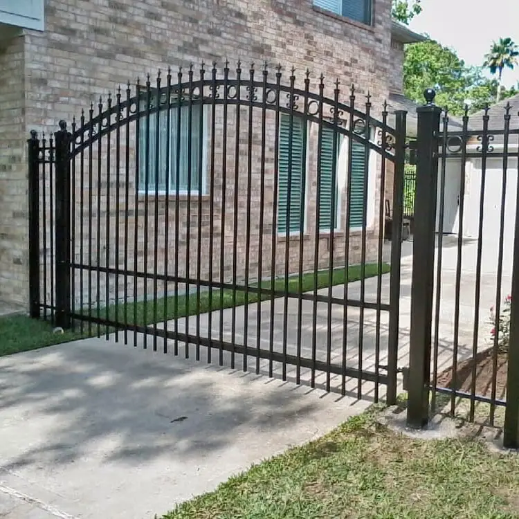 Paneles de valla de hierro forjado para patio de cercado corto personalizado valla y puerta de hierro crudo residencial
