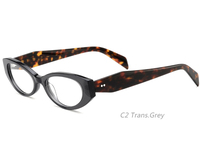Lunettes de soleil œil de chat décontractées et sophistiquées avec un design unique en patchwork et en blocs de couleur, ambiance urbaine et sophistiquée