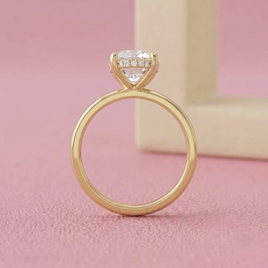 Bague de fiançailles classique en or massif avec diamant taille ovale et halo dissimulé pour bijoux fins - Product Image 4
