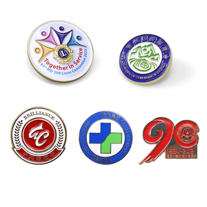 Pin Bros Enamel Logo Perusahaan Kustom Grosir, Bros Lapel Berlapis Emas 2D 3D Resin Epoksi untuk Pakaian - Product Image 2