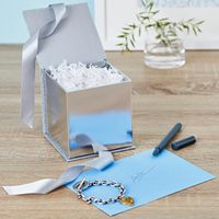 Boîte cadeau fermée avec ruban argenté, gaufrage et pelliculage mat pour mariages, fêtes et boutiques