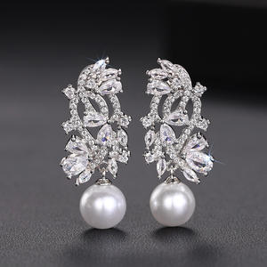Elegantes Pendientes de Cristal con Flores y Perlas, Chapados en Oro Blanco, para Mujer, Estilo Clásico de Boda, Plata 925 con Baño de Rodio - Product Image 3